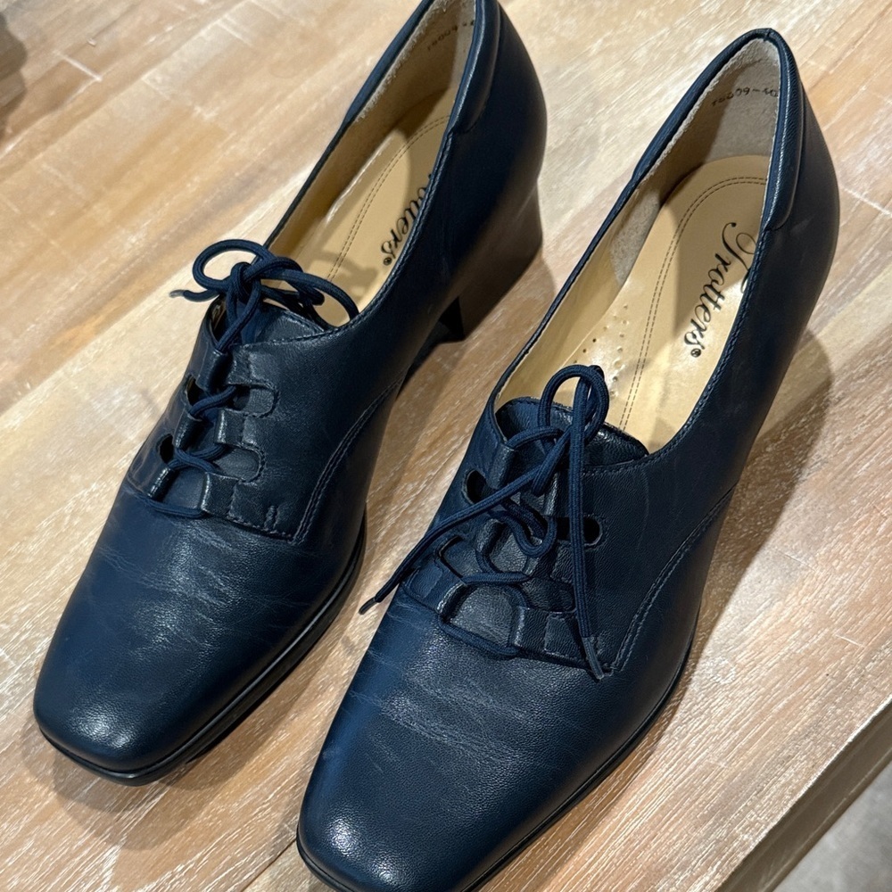 Trotters  Navy Leather Heels sz 8 1/2 N